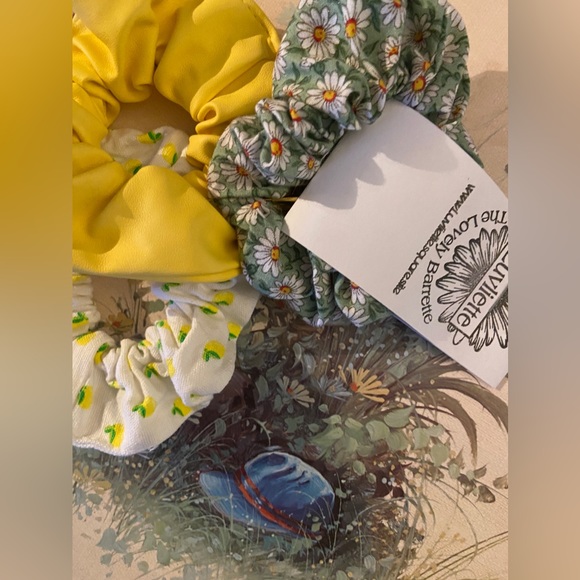 🌻NWT ALL 3 pcs. Chunky Hair Scrunches/Ponytails- 2 Flowery🌸1 Solid Yellow🌿BOP - Picture 6 of 16